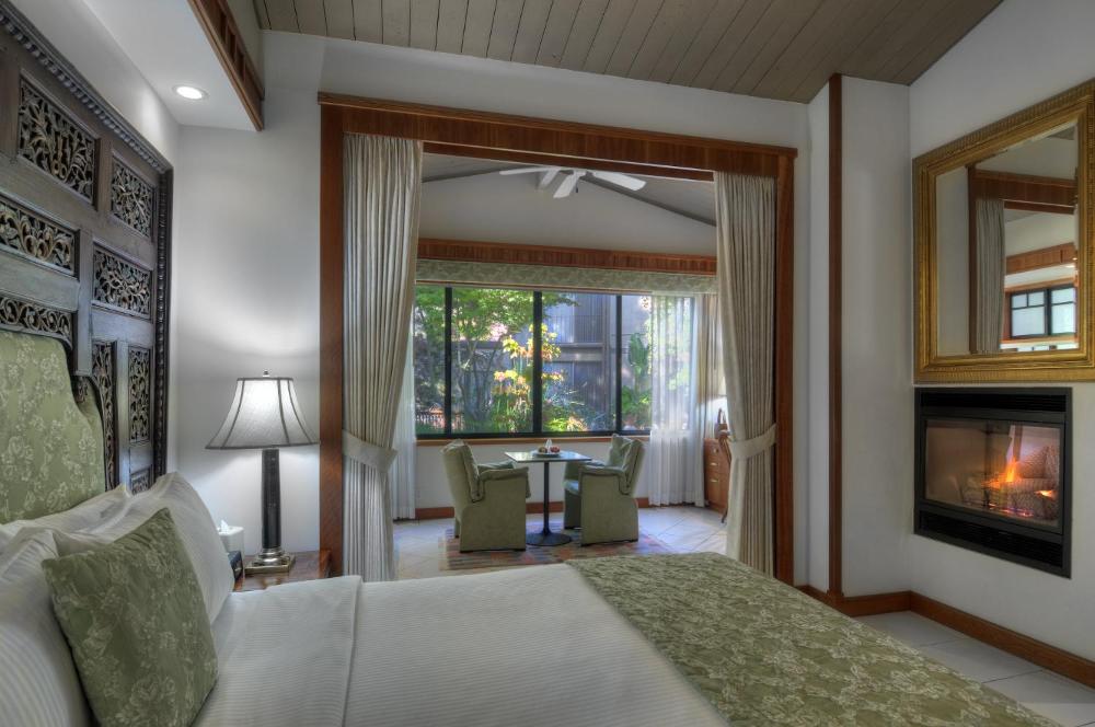 King Suite with Fireplace interior